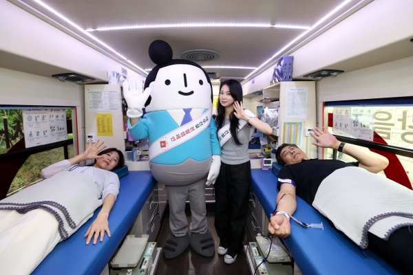 대우건설 임직원들이 헌혈캠페인에 참여하고 있다.