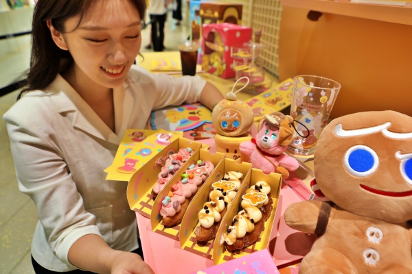 잠실 롯데월드몰 5층 노티드월드 매장에서 진행 중인 노티드월드X쿠키런 팝업행사를 구경 중인 모델. [사진=롯데쇼핑]