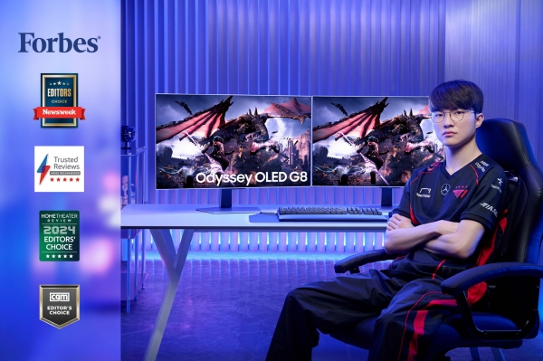 T1 페이커 선수가 삼성전자 OLED 게이밍 모니터 '오디세이 OLED G8(G80SD)'을 소개하고 있다. [사진제공=삼성전자]