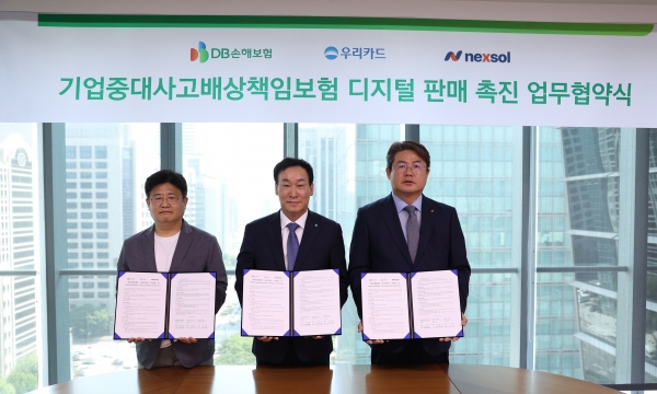 (오른쪽부터) DB손해보험 정종표 사장과 우리카드 박완식 사장, 넥솔 손성일 사장이 지난 28일 서울 강남구 DB금융센터에서 업무 협약식을 갖고 기념촬영을 하고 있다. [사진제공=DB손해보험]