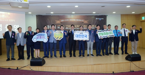 (왼쪽부터) 가천대학교 백승엽 교수, 사랑실은 교통봉사대 손삼호 대장, 새마을교통봉사대 강기자 대장, 녹색어머니중앙회 천경숙 사무총장, 손해보험협회 이병래 회장, 안태준 국회의원, 성일종 국회의원, 우원식 국회의장, 유동수 국회의원, 김기현 국회의원, 이용선 국회의원, 안전생활실천시민연합 강호인 대표, 보험연구원 안철경 원장, 전국모범운전자연합회 김종화 회장, 경찰청 김학관 국장, 서울대학교 한상진 교수
