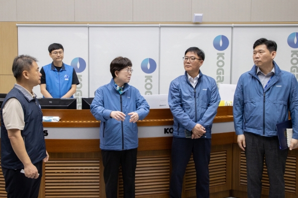 최연혜 가스공사 사장(왼쪽에서 세번째)이 오늘 오전, 대구 본사 재난상황실과 중앙통제소를 총괄 지휘하고 천연가스 공급 및 시설 안전 관리 현황을 긴급 점검하고 있다. [사진제공=한국가스공사]