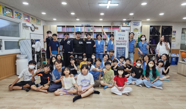 11일 광양제철소 전래놀이문화 재능봉사단이 렘런트아동센터에서 풍선을 활용한 놀이수업을 진행하고 기념촬영을 하고 있다. [사진제공=광양제철소]