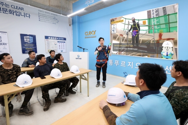 02. 영통 푸르지오 트레센츠 현장에서 외국인 근로자들이 안전고리 사용법을 배우고 있다.