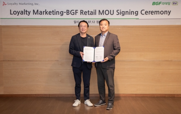 (왼쪽부터) 송지택 BGF리테일 혁신부문장과 쯔요시 하세가와(Tsuyoshi Hasegawa) 로열티마케팅 대표가 MOU 체결 기념 사진을 찍고 있다. [사진=BGF리테일]