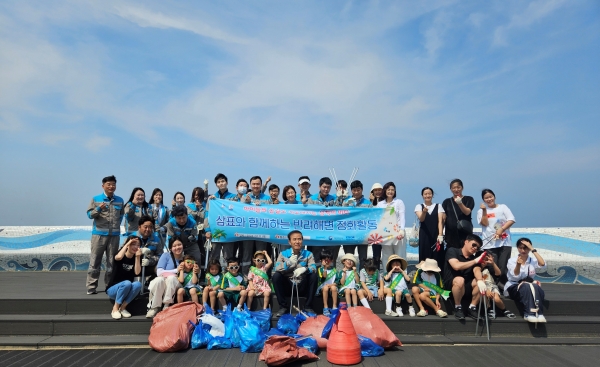 11일 덕산해수욕장에서 삼표시멘트 임직원들이 삼척경찰서 직장 어린이집 아동, 부모와 함께 해변 정화 활동을 한 후 기념촬영을 하고 있다. [사진제공=삼표그룹]