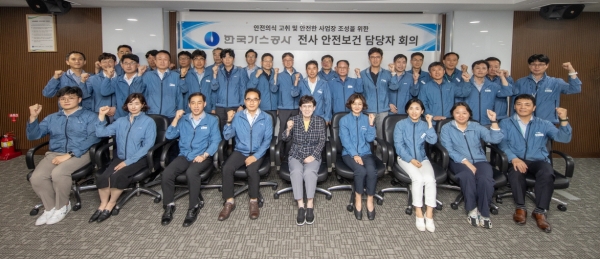 지난16일 (왼쪽에서 다섯번째)최연혜 가스공사 사장과 (왼쪽에서 네번째)김환용 안전기술부사장이 대구 한국가스공사 본사에서 ‘2024년 전사 안전·보건 담당 부서장 회의‘를 개최한 후 기념촬영을 하고 있다.