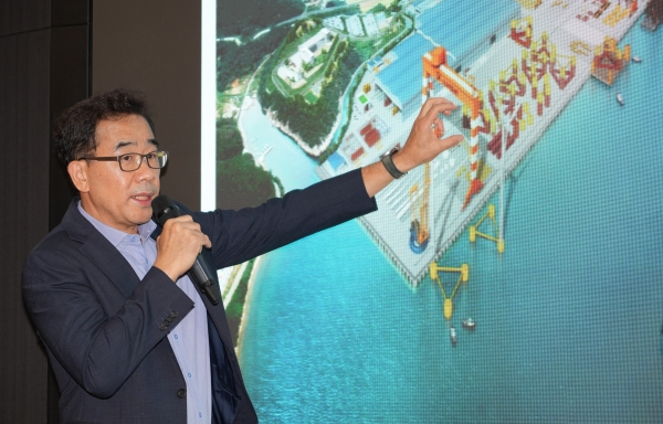 17일 오후 서울 여의도 유진투자증권 본사에서 열린 SK오션플랜트 기업설명회에서 이승철 대표이사가 참석자들을 대상으로 향후 성장 전략에 대해 설명하고 있다. [사진제공=SK오션플랜트]