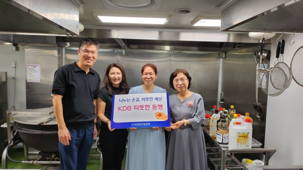 (왼쪽부터) 김학근 구로지역자활센터장, 김은경 산업은행 사회공헌팀장, 문영애 구로행복도시락 이사장, 윤혜연 서울지역자활센터협회장이 따뜻한 동행 75호 전달식에 참여한 후 기념 촬영을 하고 있다. [사진제공=산업은행]