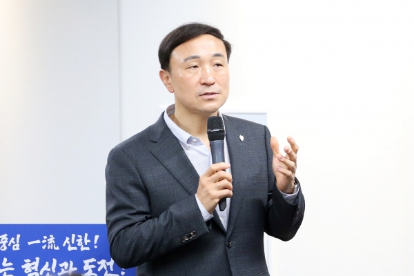 신한카드는 서울 을지로 신한카드 본사에서 올해 하반기 사업전략회의를 19일 개최했다. 문동권 신한카드 사장은 사업전략회의에서 “모든 리더가 틀을 깨는 기발한 상상력을 갖춰야 한다”고 강조하며 “금융의 새 지평을 열어갈 선구자적 정신으로 ‘연결과 확장’을 통한 혁신적 성과 창출에 전력을 다할 것”을 당부했다. [사진제공=신한카드]