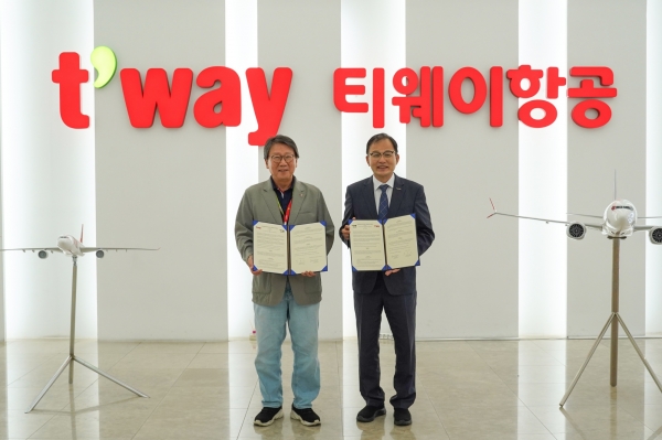 22일 서울 강서구 티웨이항공 훈련센터에서 정홍근 티웨이항공 대표이사(왼쪽)와 박종호 AFoCO 사무총장이 '아시아산림협력기구(AFoCO·Asian Forest Cooperation Organization)와 업무협약(MOU)'를 체결한 후 기념 촬영을 하고 있다. [사진제공=티웨이항공]
