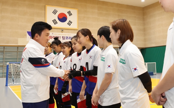 함영주 하나금융그룹 회장(왼쪽 첫번째)이 지난 23일 '대한장애인체육회 이천선수촌'을 방문해 '2024 파리 패럴림픽'에 참가하는 국가대표 선수단을 격려하고 장애인 스포츠 활성화를 위해 대한장애인체육회에 후원금을 전달했다. [사진제공=하나금융그룹]