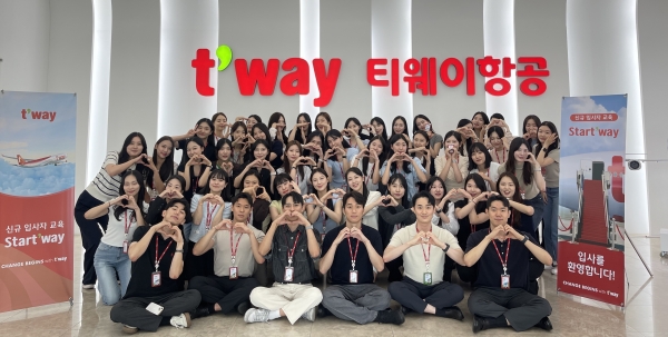 티웨이 항공 입사자 교육에 참가한 입사자들이 기념 촬영을 하고 있다. [사진제공=티웨이 항공]