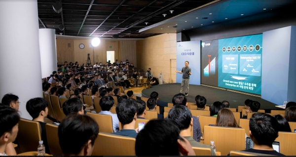 SK텔레콤 유영상 CEO가 25일 오전 을지로 SKT본사 T타워에서 타운홀 미팅을 열고 AI 사업 전략과 본원적 경쟁력 강화(OI) 방안을 구성원들에게 공유했다. [사진=SK텔레콤]