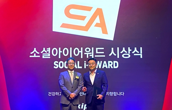 신충섭 한화투자증권 경영지원실 상무(오른쪽부터)와 민승재 한국인터넷전문가협회 협회장이 수상 기념 촬영을 하고 있다. [사진제공=한화투자증권]