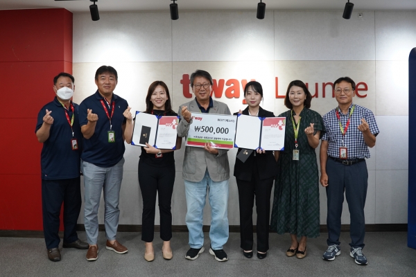 김포공항 화물청사에서 티웨이항공 올해 상반기 서비스 우수직원 ‘베스티(Best’)’에 선정된 임직원들이 표창장을 들고 임원들과 기념사진을 촬영하고 있다. [사진제공=티웨이항공]