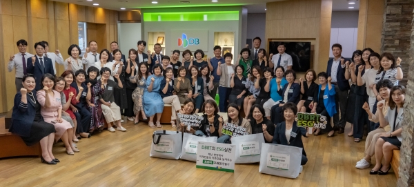지난 20일 경기도 광주시 DB인재개발원에서 우수영업가족 DBRT 50명이 키트를 제작하고 기념촬영을 하고있다. [사진제공=DB손해보험]