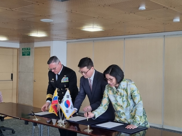 31일 로스안데스 대학에서 하비에르 알폰소 하이메스 삐니야 콜롬비아 해군사령부 교육부장(왼쪽부터) , 한태민 LIG넥스원 중남미대표사무소장, 히메나 우르따도 쁘리에또 로스안데스 대학 부총장이 양해각서에 서명하고 있다.