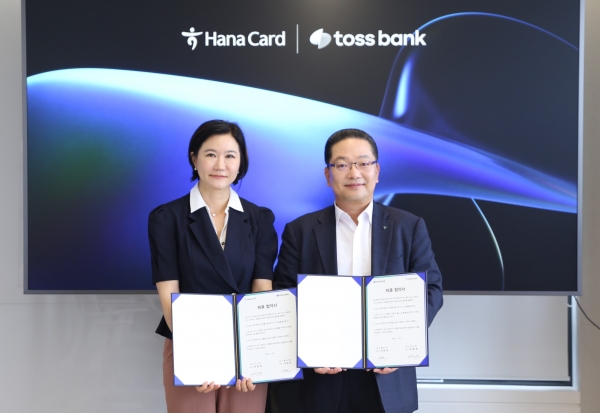 지난 25일 서울 강남구 역삼동 토스뱅크에서 진행된 PLCC 협약식에서 이은미 토스뱅크 대표이사(왼쪽부터)와 이호성 하나카드 대표이사가 협약서에 서명 후 기념촬영을 하고 있다. [사진제공=하나카드]