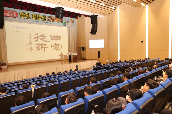 1일 동서발전 본사에서 열린 '2024년도 안전최우선 다짐행사'에서 채수현 공학박사가 특강을 진행하고 있다. [사진제공=한국동서발전]