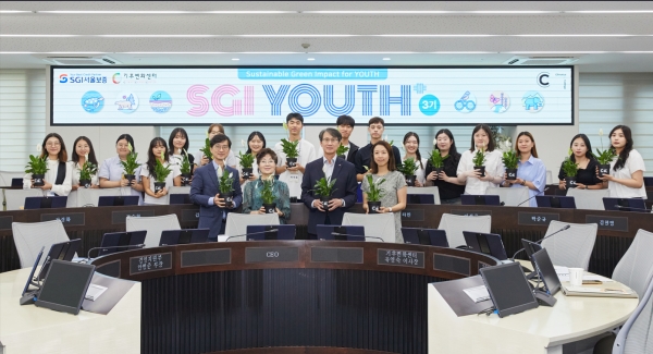 1일 서울 종로구 SGI서울보증 본사에서 열린 “SGI유스플러스 3기 수료식”에서 이명순 SGI서울보증 대표이사(앞줄 왼쪽에서 세번째)와 유영숙 기후변화센터 이사장(앞줄 왼쪽에서 두번째)이 기념촬영을 하고 있다. [사진제공=SGI서울보증]