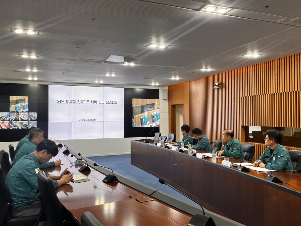 김호빈 사장이 전력 수급 점검 회의를 주재하고 있다. [사진제공=한국중부발전]