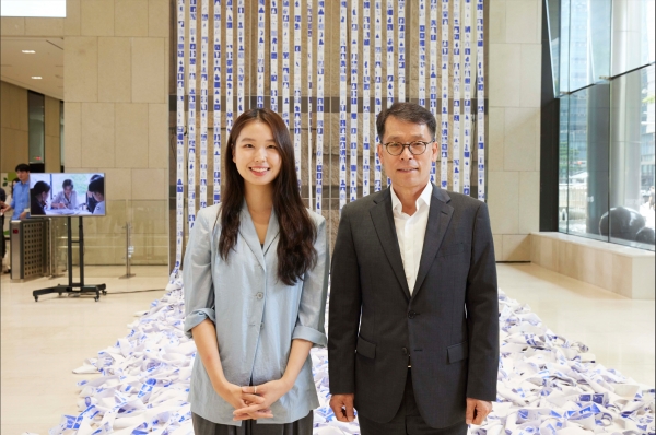 서울 중구 을지로 기업은행 본점에서 김성태 IBK기업은행장(오른쪽)과 조현서 작가가 기념 촬영을 하고 있다. [사진제공=IBK기업은행]