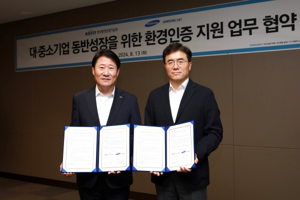 이주용 삼성물산 조달본부장(오른쪽)과 김영기 한국환경산업기술원 환경산업기술본부장이 삼성물산 건설부문 본사에서 환경성적표지 인증 지원을 위한 업무 협약을 체결하고 기념 촬영을 하고 있다. [사진제공=삼성물산]