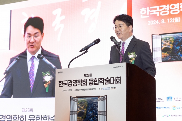 경북 경주화백컨벤션센터에서 조원태 한진그룹 회장이 ‘제39회 2024년 대한민국 경영자대상’을 수상하고 수상소감을 발표하고 있다. [사진제공=대한항공]