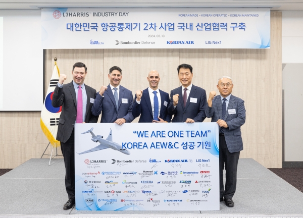 13일 서울 영등포구 공군호텔에서 Jason W. Lambert L3해리스 IRS 사장(왼쪽부터), Michael Calderone 봄바르디어 디펜스 사업개발 부사장, Asaf Sharvit IAI/ELTA Systems Airborne Systems and Dadar 부사장, 박정우 대한항공 항공우주사업본부장, 국찬호 LIG 넥스원 C5ISR 사업본부 본부장이 기념사진을 촬영하고 있다. [사진제공=대한항공]