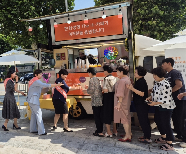 14일 오전 박효순 한화생명금융서비스 인천지역단장(왼쪽에서 세번째)이 FP들과 한화생명 The H-카페 이벤트에 함께 참여하고 있다. [사진제공=한화생명]