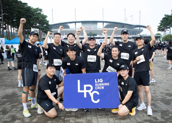 15일 상암 월드컵 경기장에서 ‘815런’ 행사에 참가한 LIG넥스원 동호회인 ‘LIG러닝크루’가 기념 촬영을 하고 있다. [사진제공=LIG넥스원]