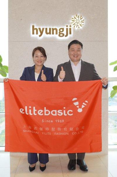최준호 형지엘리트 부회장(오른쪽)과 허원신 상해엘리트 총경리가 8일 형지엘리트 본사에서 기념 사진을 촬영하고 있다. [사진제공=형지엘리트]