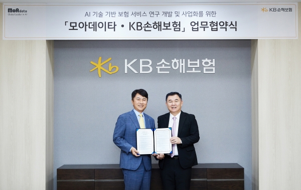 KB손해보험은 지난 19일 서울 강남구 역삼동 KB손해보험 본사에서 모아데이타와 기술 기반 보험서비스 연구 개발 및 사업화를 위한 업무협약을 체결했다. 업무협약에 참석한 구본욱 KB손해보험 사장(왼쪽부터)과 한상진 모아데이타 사장이 기념사진을 찍고 있다. [사진제공=KB손해보험]