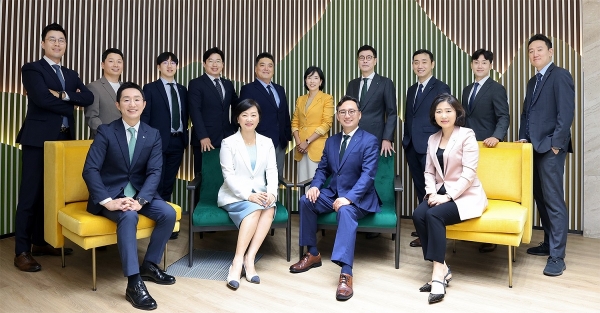 배도진 하나은행 자산관리컨설팅센터 부장(앞줄 왼쪽부터), 이은정 하나은행 WM본부 본부장, 조대현 하나증권 WM영업본부 본부장, 김정현 하나증권 금융상품추진실 실장이 '하나 패밀리오피스 원 솔루션' 전담 직원들과 기념 촬영을 하고 있다. [사진제공=하나은행]