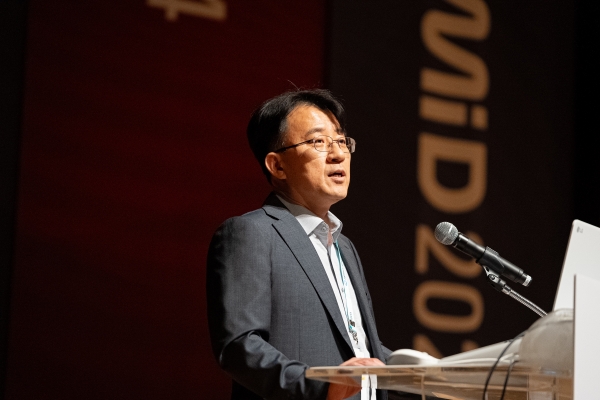 삼성디스플레이 이청 부사장이 21일 'IMD 2024'에서 기조강연을 하고 있다. [사진제공=삼성디스플레이]