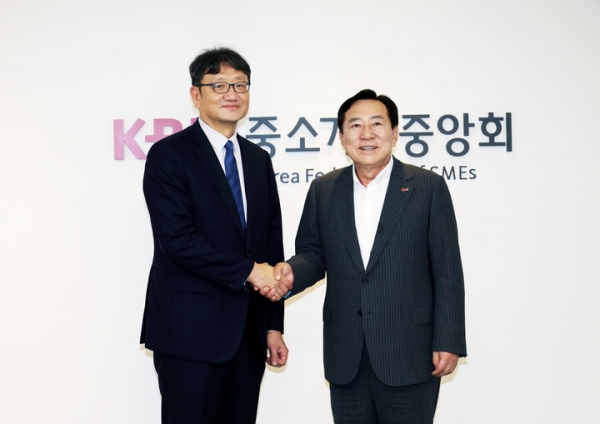 권기섭(왼쪽) 경제사회노동위원장과 김기문 중기중앙회장이 22일 여의도 중기중앙회에서 만나 기념 촬영을 하고 있다. [사진 제공=중기중앙회]