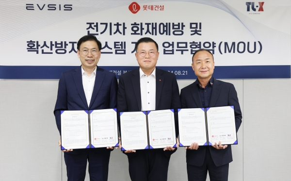 롯데건설 이재영 기전사업실장(가운데)이 이브이시스 오영식 대표이사(왼쪽), (주)티엘엑스 최종석 대표이사(오른쪽)와 업무협약 체결 후 ~