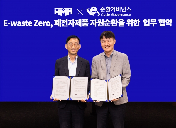 22일 HMM 여의도 본사에서 ‘E-Waste Zero, ESG 경영 실천 업무협약’ 체결식에 참석한 양사 관계자들이 기념 촬영을 하고 있다. [사진제공=HMM]