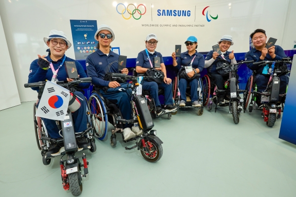 대한민국 장애인 양궁 대표팀 선수들이 2024 파리 올림픽·패럴림픽 선수촌에 마련된 삼성 올림픽 체험관에서 기념 촬영을 하고 있다. [사진제공=삼성전자]