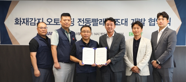 반도건설 이정렬 시공부문 대표(왼쪽에 세 번째), 씨넷 이경동 이사(왼쪽에서 네 번째) 외 임직원 일동