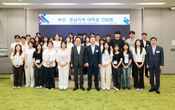 강석훈 산업은행 회장(첫째 줄 왼쪽 여섯번째부터), 김영진 산업은행 부행장이 부산·경남지역 대학생 간담회에 참석해 기념촬영을 하고 있다. [사진제공=한국산업은행]