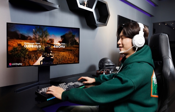 LG디스플레이 모델이 27인치 480Hz OLED 게이밍 모니터로 게임을 즐기고 있다. [사진제공=LG디스플레이]