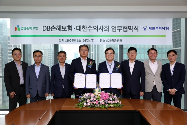 지난 26일 서울 강남구 DB금융센터에서 문진욱 DB손해보험 본부장(왼쪽부터), 박성식 부사장, 박제광 부사장, 정종표 사장, 허주형 대한수의사회 회장, 한태호 수석부회장, 박효철 신사업추진단장, 오근호 경영관리국장이 업무협약을 맺고 기념촬영을 하고 있다. [사진제공=DB손해보험]