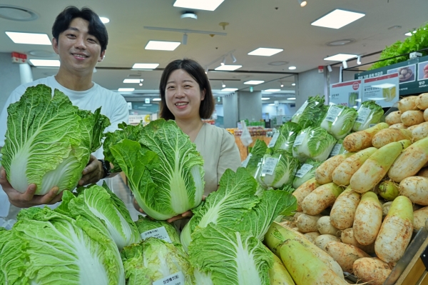 채소팀 MD들이 제타플렉스 잠실점 농산매장에서 배추를 홍보하고 있다. [사진제공=롯데마트]