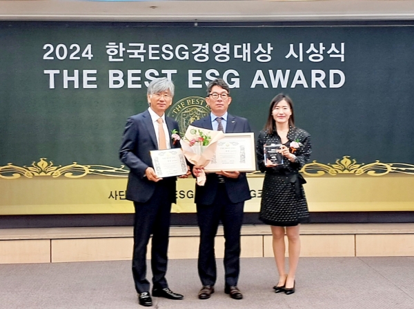 30일, 서울 중구 한국언론진흥재단 19층에서 개최된 2024 한국ESG경영대상 'THE BEST ESG’ 시상식에서 송영환 LH 기획조정실장(가운데), 윤재은 한국ESG위원회 이사장(왼쪽), 유연정 ESG코리아뉴스 대표가 LH 공공기관 부문 대상 수상 기념 촬영을 하고 있다. [사진제공=한국토지주택공사]