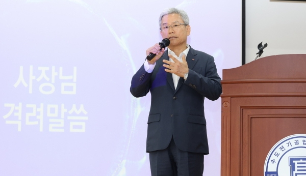 지난 30일 '수도전기공업고등학교'를 찾은 김동철 사장이 발언하고 있다. [사진제공=한국전력]