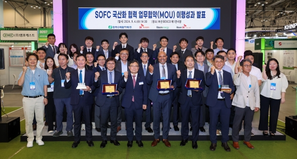 4일 부산 BEXCO에서 열린 SOFC 국산화 협력 이행성과 발표회에서 SK에코플랜트와 한국수력원자력, 블룸에너지, 블룸SK퓨얼셀 관계자들이 기념촬영을 하고 있다(앞줄 왼쪽 3번째부터 김정훈 SK에코플랜트 솔루션BU 대표, 윤상조 한국수력원자력 그린사업본부장, 사티시 치투리(Satish Chitoori) 블룸에너지 COO(Chief Operations Officer), 김세준 블룸SK퓨얼셀 부사장)