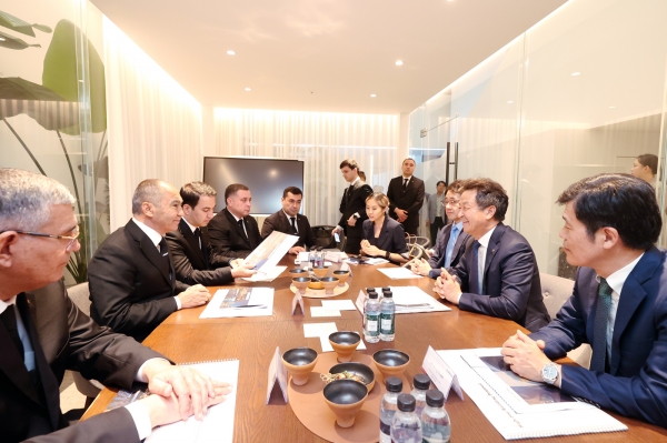 대우건설 백정완 사장(오른쪽 중앙)이 투르크메니스탄 신도시 사절단 현안을 논의하는 모습