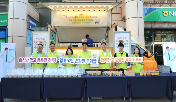 지난 10일 서울 용산구 NH농협카드 고객행복센터 앞에서 안성철 NH농협은행 용산금융센터 센터장(왼쪽부터), 김성훈 NH농협은행 고객행복센터 센터장, 김지혜 NH농협카드 고객행복센터 센터장, 금동명 NH농협카드 사장, 이명호 NH농협카드 마케팅부 부사장 등 관계자들이 기념 촬영을 하고 있다. [사진제공=NH농협카드]